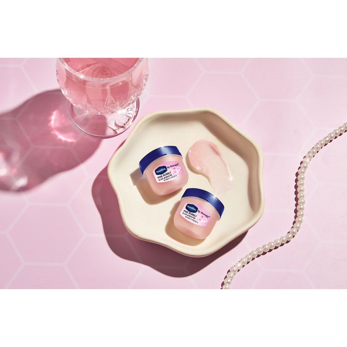 Vaseline Lip Therapy 7G Pink Bubbly | Pflegender Lippenbalsam für optimale Feuchtigkeit mit pinkfarbenen Blubberton |