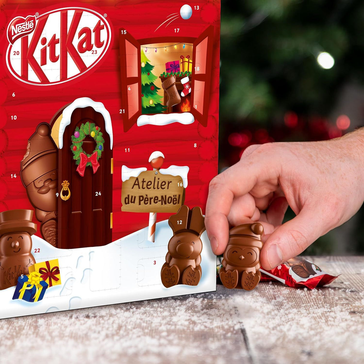 KITKAT Adventskalender mit 24 Schokoladenfiguren und Kugeln mit Knusperstückchen