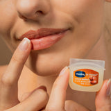 Vaseline Lip Therapy 7G Cocoa Butter, Pflegender Lippenbalsam für optimale Feuchtigkeit,